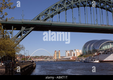 Vista la conferenza di salvia e il Music Center building in Gateshead Tyne and Wear, Gran Bretagna interno parete esterna di vetro Foto Stock