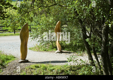 Intaglio del legno di foglie giganti, sul sentiero delle sculture a Crich tramvia Village, vicino a Matlock, Derbyshire, England, Regno Unito Foto Stock