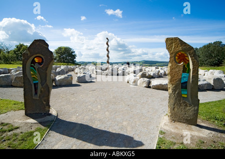 La scultura a labirinto sul sentiero delle sculture a Crich tramvia Village, vicino a Matlock, Derbyshire, England, Regno Unito Foto Stock