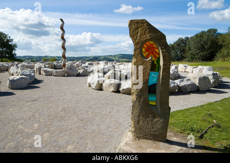 La scultura a labirinto sul sentiero delle sculture a Crich tramvia Village, vicino a Matlock, Derbyshire, England, Regno Unito Foto Stock