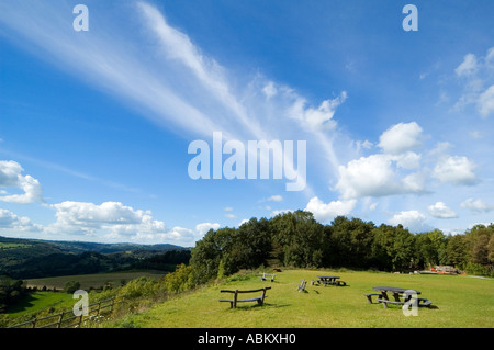 Cirrus cloud al di sopra del Crich tramvia Village, vicino a Matlock, Derbyshire, England, Regno Unito Foto Stock