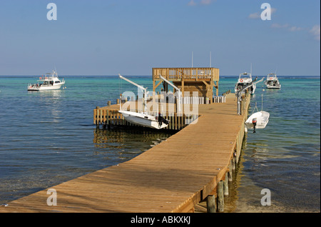 Barche per immersioni su un dock nella regione dei Caraibi Foto Stock