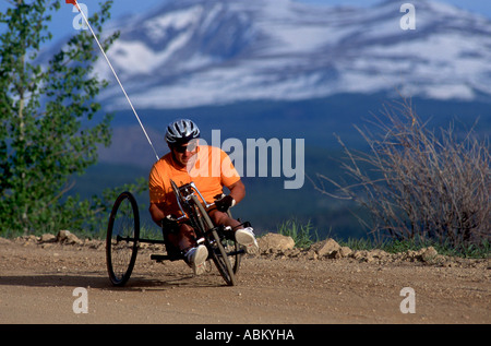 Uno stile di vita attivo per la persona disabile in bicicletta Foto Stock