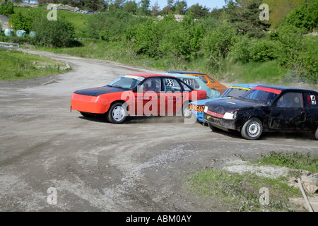 Vetture a partire su Folkrace simile a banger racing a Folkrace Torslanda Racecourse a Göteborg in Svezia Foto Stock