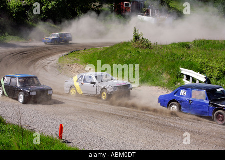 L'aumento di nubi di polvere Folkrace banger racing cars curva attraverso la campagna a Torslanda Racecourse a Göteborg in Svezia Foto Stock