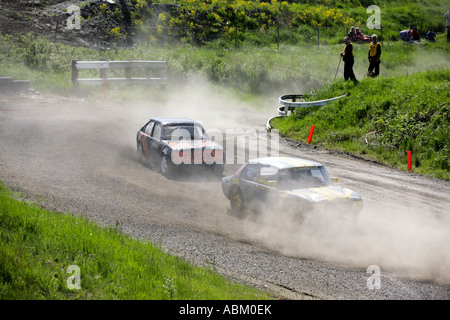 Folkrace banger racing cars prendendo una curva racing attraverso la campagna le vie A Torslanda Racecourse a Göteborg in Svezia Foto Stock