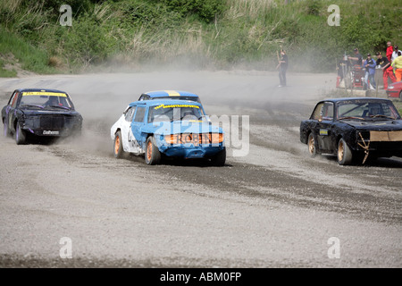 Secondi dopo la bandiera off piloti lottare per il piombo in Folkrace banger racing all Ippodromo di Torslanda Göteborg Svezia Foto Stock