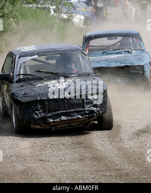 Subito dopo la bandiera off piloti lottare per prendere il filo in Folkrace banger racing all Ippodromo di Torslanda Göteborg Svezia Foto Stock