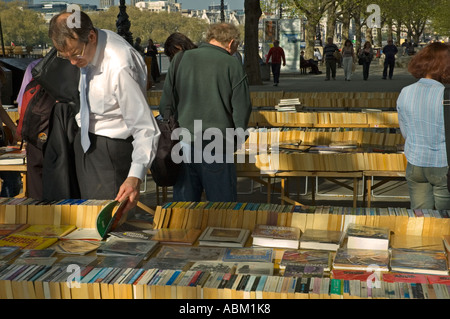 L'uomo la navigazione libri a Southbank Prenota market central Londra Inghilterra Gran Bretagna UK Europa Foto Stock