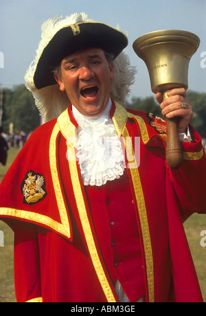 London Town Crier in full regalia squilla il suo bell per l'attenzione come egli fa un annuncio Foto Stock