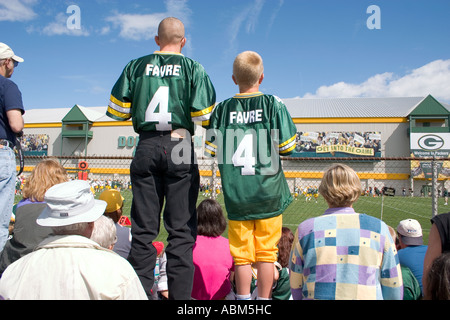 Padre e figlio indossando Brett Favre maglioni a macchina impacchettatrice pratica di gioco del calcio età 32 e 11. Lambeau Field Green Bay Wisconsin WI STATI UNITI D'AMERICA Foto Stock