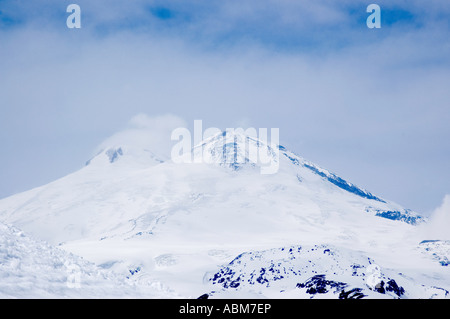 Vista ravvicinata della twin peaks del monte Elbrus nel Caucaso del Nord del Sud di Russia occidentale Foto Stock