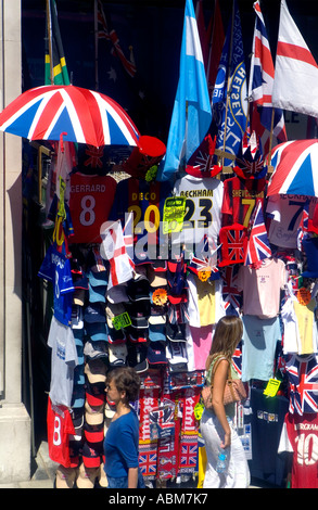 Bancarella vendendo souvenir di Londra in una calda giornata d'estate Foto Stock