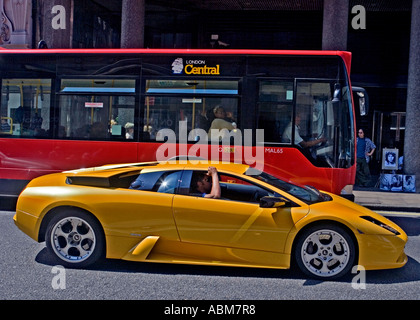 Lamborghini Gaillarda in condizioni di traffico intenso. Shaftesbury Avenue, Londra.passeggero in autobus guarda a. Foto Stock