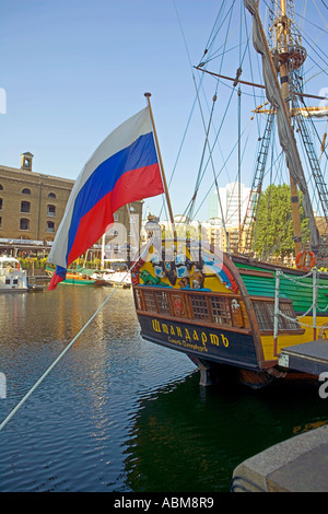 Fregata russa 'Shtandart' ormeggiata in St Katherine's Dock, Londra Foto Stock