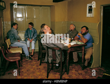 Interno del pub (Tuckers Grave Inn) nel Somerset, Inghilterra circa 1985 Foto Stock