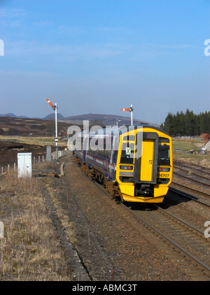 Treno passeggero a Dalwhinnie Foto Stock