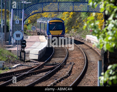 Passeggero lasciando in treno stazione di Dalwhinnie Foto Stock