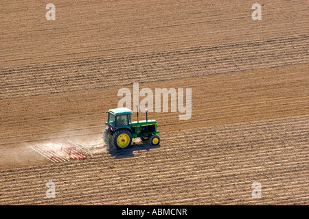 Vista aerea di un trattore coltivando un campo in Canyon County Idaho Foto Stock