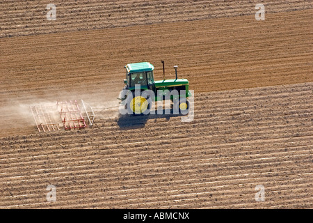 Vista aerea di un trattore coltivando un campo in Canyon County Idaho Foto Stock