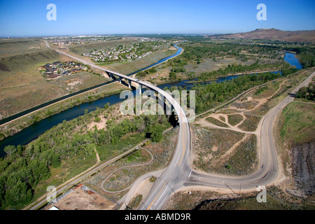 Vista aerea dell'autostrada 21 ponte che attraversa il fiume Boise a Boise Idaho Foto Stock