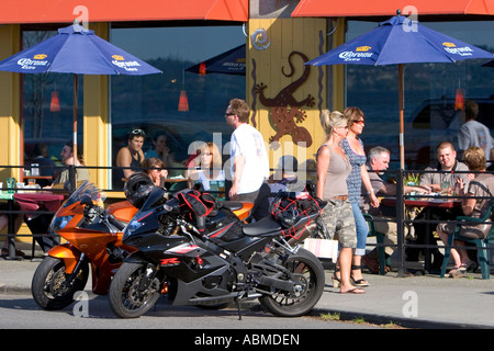 Persone mangiare sul patio esterno di un Alki Point Restaurant in Seattle Washington Foto Stock