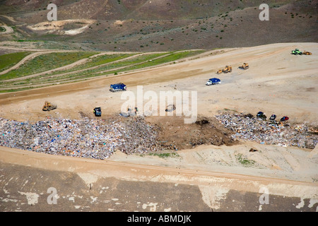 Vista aerea di camion e trattori lavorano presso la discarica a Boise Idaho Foto Stock