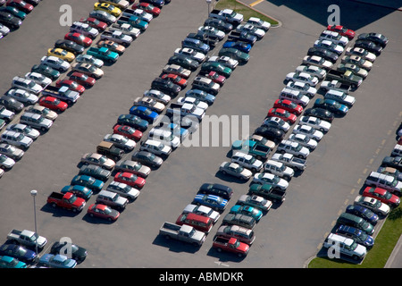 Vista aerea di automobili parcheggiate in un parcheggio ad Eagle liceo vicino a Boise Idaho Foto Stock