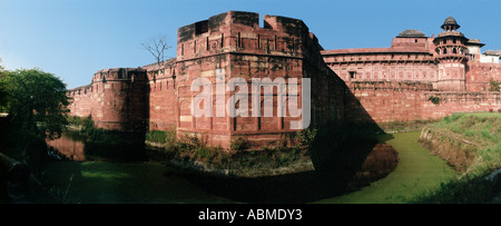 Mura che circondano il Forte Rosso, Agra, Uttar Pradesh, India Foto Stock