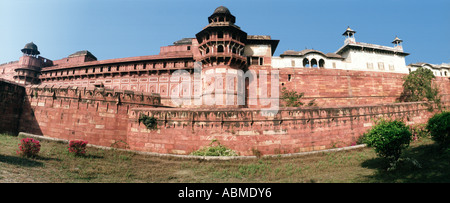 Mura che circondano il Forte Rosso, Agra, Uttar Pradesh, India Foto Stock