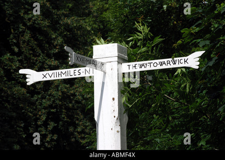 Fingerpost allo svincolo della A44 e B4081 strade vicino a Chipping Campden, Gloucestershire, England, Regno Unito Foto Stock