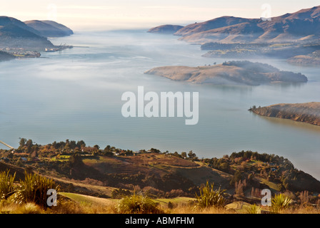 Lyttelton Harbour nella nebbia di mattina vicino a Christchurch Nuova Zelanda Foto Stock