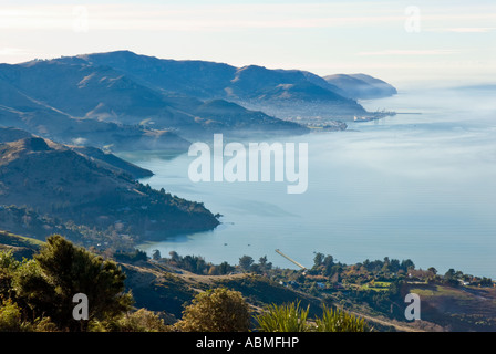 Lyttelton Harbour nella nebbia di mattina vicino a Christchurch Nuova Zelanda Foto Stock