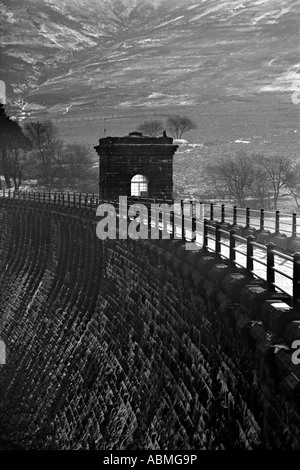 Verticale di foto in bianco e nero di Grwyne Fawr dam tra i bellissimi, laminazione le montagne nere di Powys, Wales, Regno Unito Foto Stock