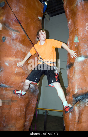 Arrampicata su roccia nel centro di Milton Keynes Foto Stock