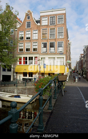 Verticale foto ritratto tradizionali olandesi alte case strette sul lato del canale Herengracht ad Amsterdam con un ponte Foto Stock