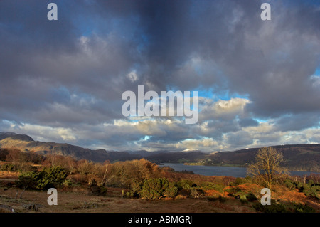 Paesaggio orizzontale foto di Coniston Water lago nel Lake District inglese visto da Torver comune con Snow capped mountain Foto Stock