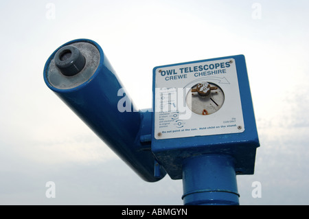 Paesaggio orizzontale foto di un gettone telescopio per turisti sul lungomare presso la località balneare di Morecambe in Lancas Foto Stock