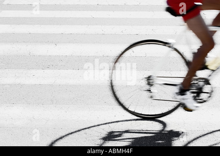 Ciclista a Crosswalk Foto Stock