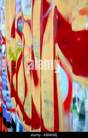 Graffiti spruzzato sul lato di un contenitore di stoccaggio Foto Stock