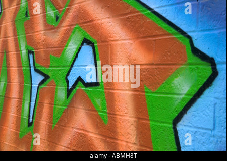 Graffiti spruzzato sul muro di un edificio abbandonato Foto Stock