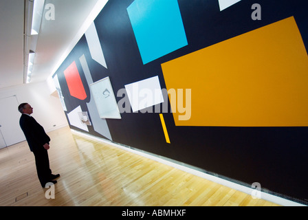 Visitatore guardando dipinti alla Galleria di Arte Moderna di Glasgow Foto Stock