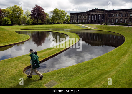 Parco paesaggistico e lago a Scottish National Gallery of Modern Art di Edimburgo in Scozia Foto Stock