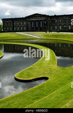 Parco paesaggistico e lago a Scottish National Gallery of Modern Art di Edimburgo in Scozia Foto Stock