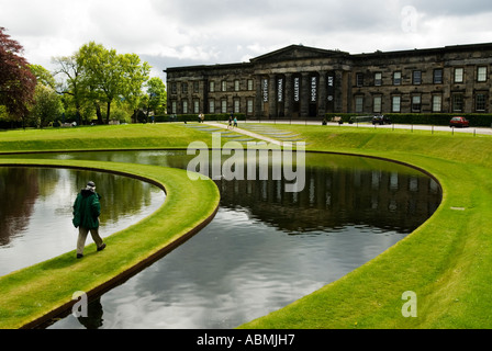 Parco paesaggistico e lago a Scottish National Museum of Modern Art di Edimburgo in Scozia Foto Stock