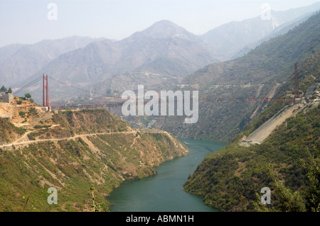 La costruzione di un ponte di sospensione oltre il Gange nel nord dell'India Foto Stock