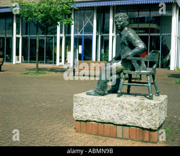 Statua di Dylan Thomas dello scultore John Doubleday, Swansea Maritime Quarter, Swansea, Galles del Sud, Regno Unito. Foto Stock