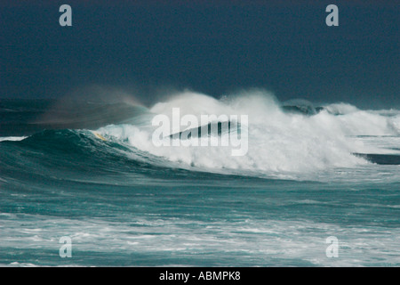 Wave arcobaleno nella spiaggia di pipeline North Shore Oahu Hawaii Pacific Foto Stock