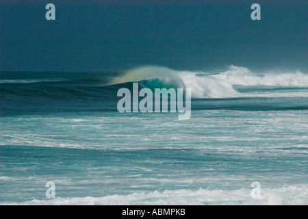 Wave arcobaleno nella spiaggia di pipeline North Shore Oahu Hawaii Pacific Foto Stock