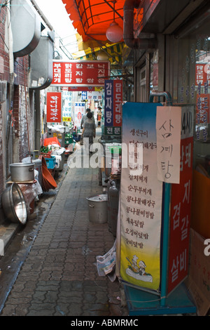 Vicolo vicino al quartiere degli affari di Seoul COREA DEL SUD Foto Stock